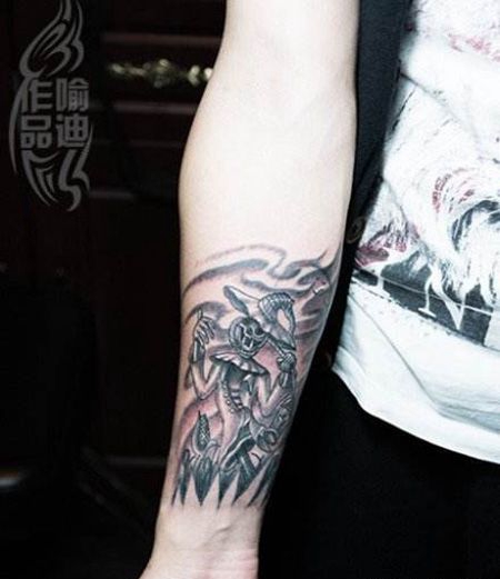 手腕稻草人纹身图案