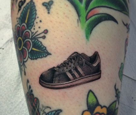 小腿黑色运动鞋纹身图案