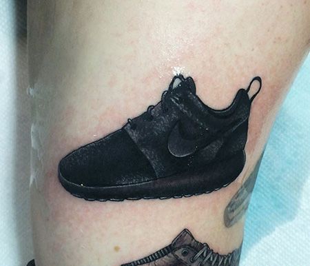 大腿黑色运动鞋纹身图案