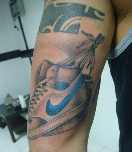 大臂耐克运动鞋纹身图案