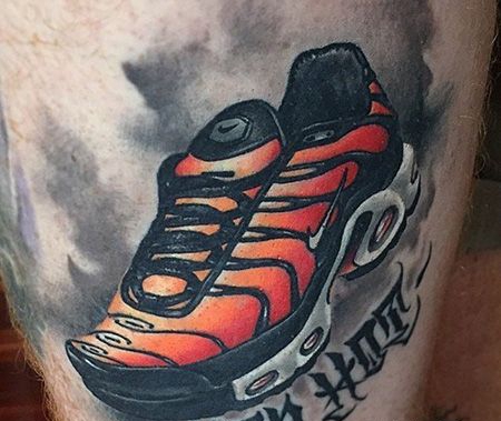大腿橙色运动鞋纹身图案