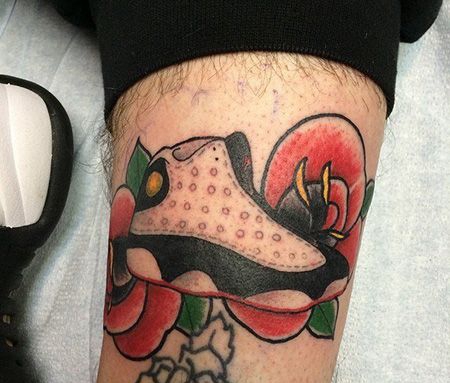 小腿个性的运动鞋纹身图案