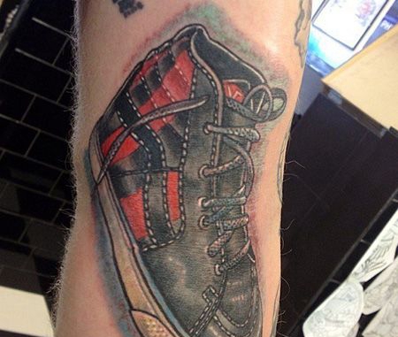 手臂黑色运动鞋纹身图案