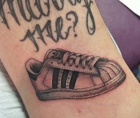 脚踝运动鞋纹身图案