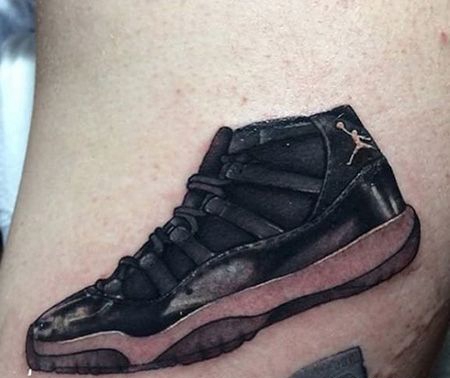 脚踝黑色运动鞋纹身图案