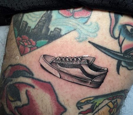 大腿运动鞋纹身图案