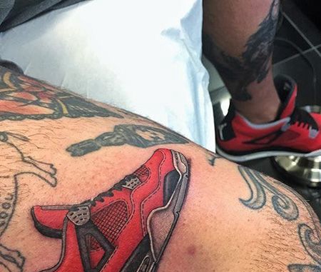 红色激情，大腿红色运动鞋纹身图案