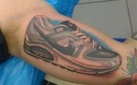 大臂内侧运动鞋纹身图片