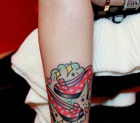 手臂红色高跟鞋纹身图案