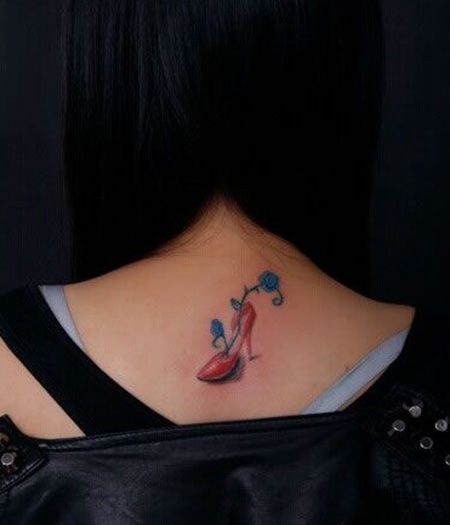 女生颈部后的高跟鞋纹身图案