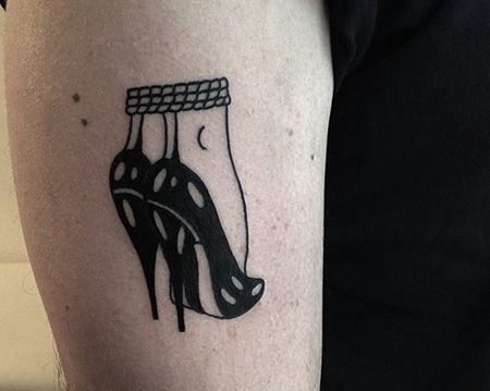 大臂黑色高跟鞋纹身图案