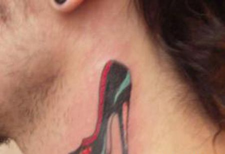 颈部高跟鞋纹身图案