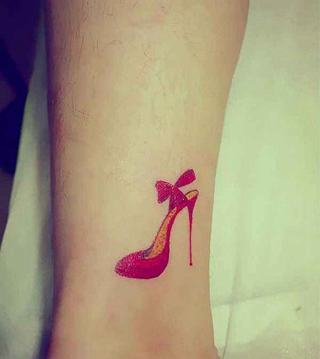 脚踝红色高跟鞋纹身图案