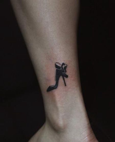 脚踝黑色高跟鞋纹身图案