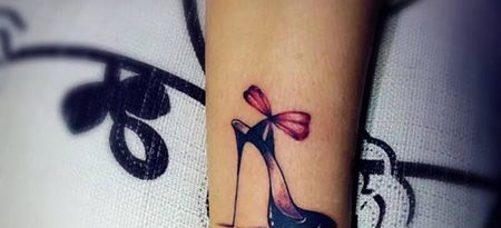 手臂黑色高跟鞋纹身图案