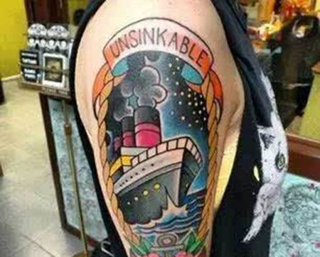 大臂个性轮船纹身图案