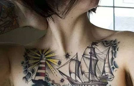 女生胸前轮船灯塔纹身图案