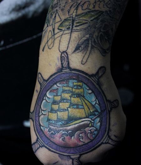 手背创意船舵轮船纹身图案