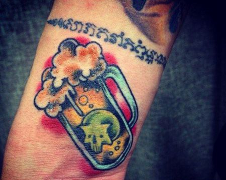 手腕啤酒杯纹身图案