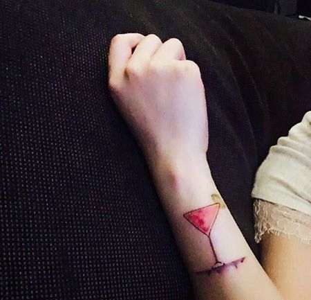 手腕红色酒杯纹身图案