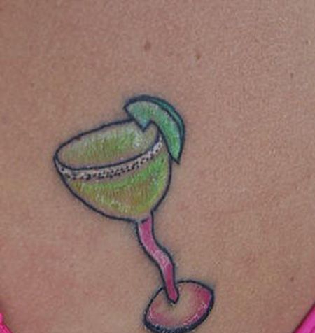 背部彩色酒杯纹身图案