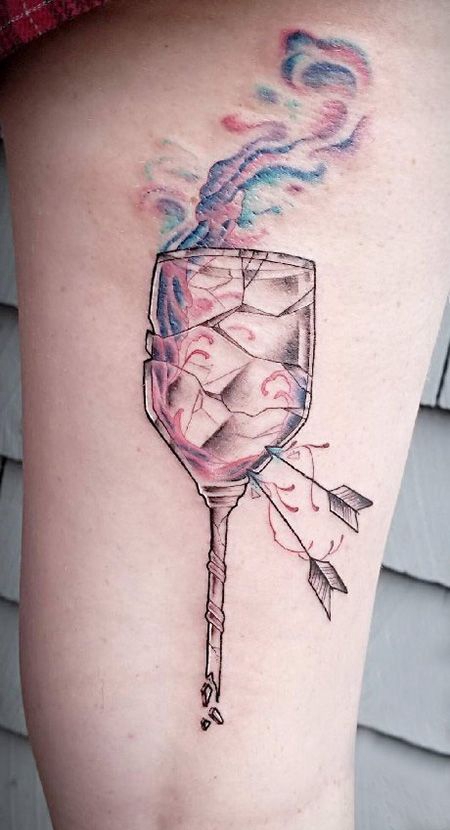 大臂内侧破碎的酒杯纹身图案