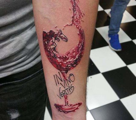 手臂有创意的高脚酒杯纹身图案