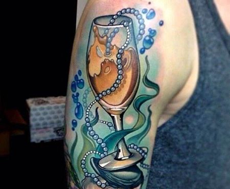 大臂精美的酒杯纹身图案