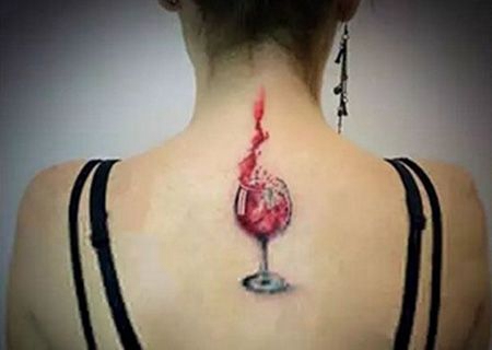 女生背部红酒杯纹身图案