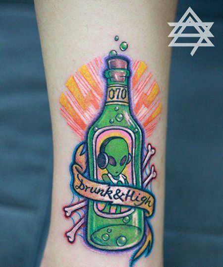 脚踝绿色酒瓶纹身图案