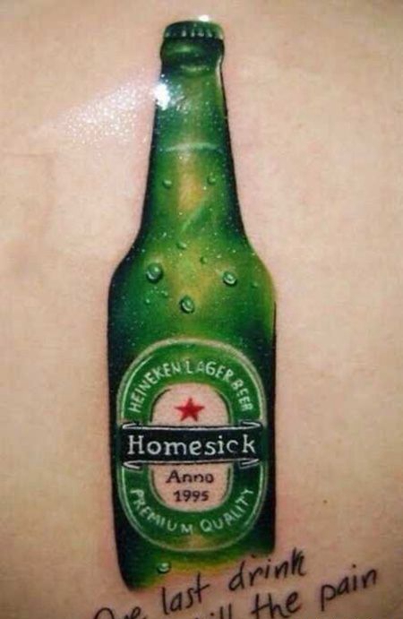 背部绿色喜力酒瓶纹身图案