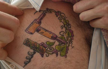 胸前紫色酒瓶纹身图案