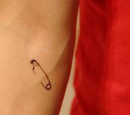 手臂别针纹身图案