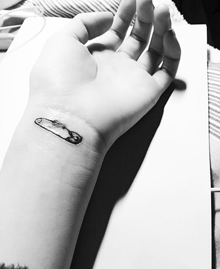 手腕别针纹身图案