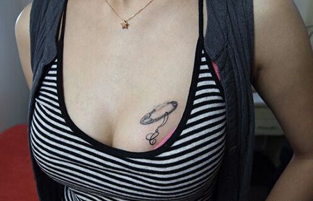 女生胸部别针纹身图案