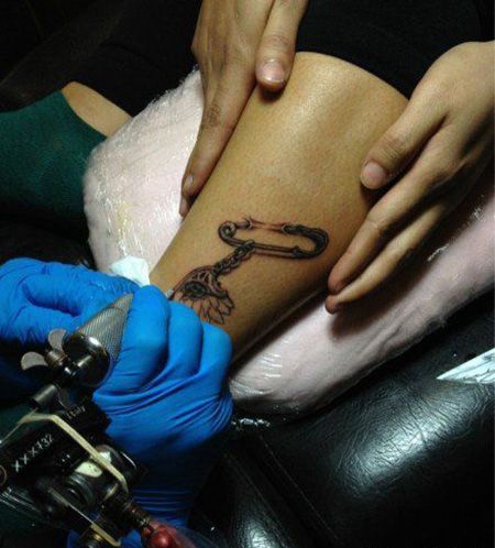 脚踝别针翅膀纹身图片