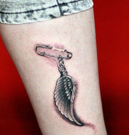 小腿别针和翅膀纹身图片