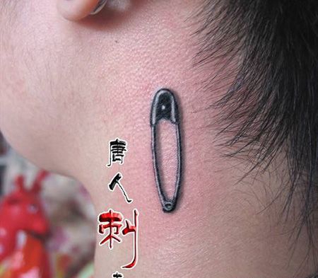 颈部别针纹身图案