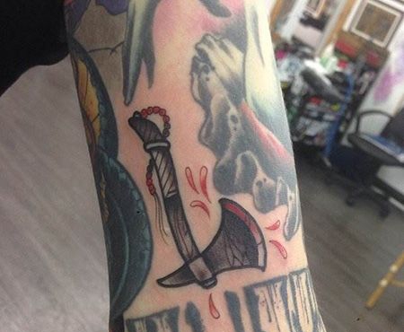 大臂斧头纹身图案