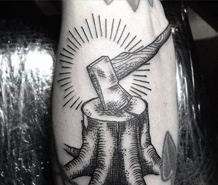 手臂斧头树墩纹身图案