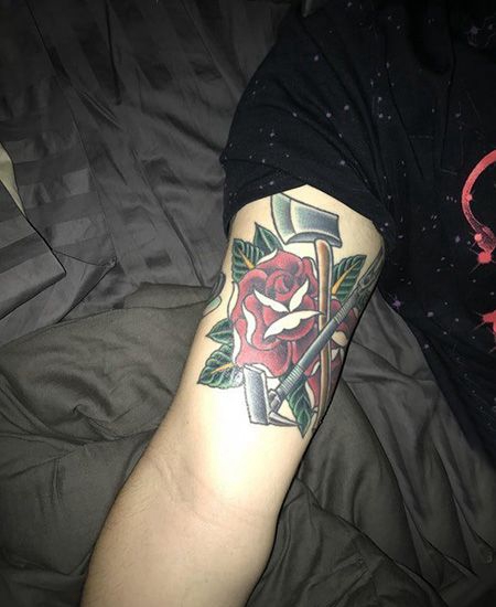 大臂个性斧头玫瑰花纹身图案