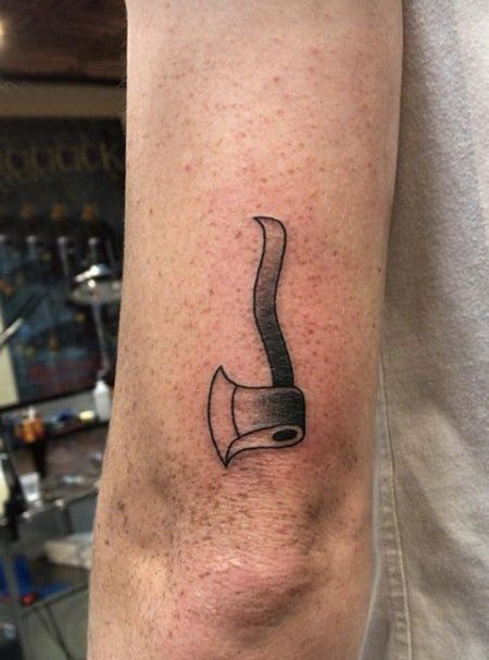 大臂小斧头纹身图案