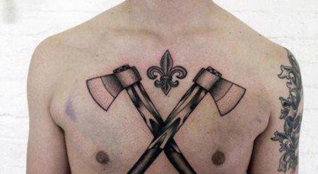 男士胸前两把斧头纹身图案