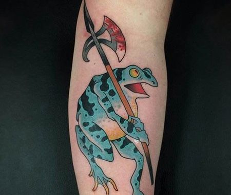手臂青蛙扛着斧头纹身图案