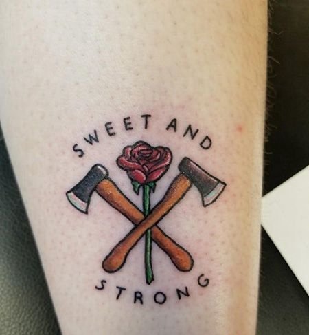 手臂两把交叉斧头纹身图案