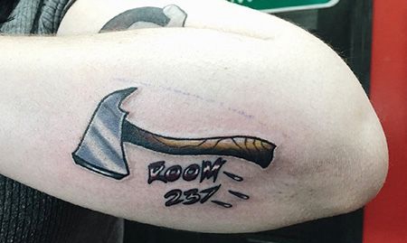 手臂个性斧头纹身图案