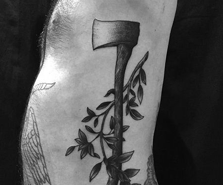 侧腰霸气的斧头纹身图案