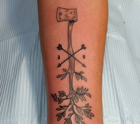 斧头与树枝，手臂创意斧头纹身图案
