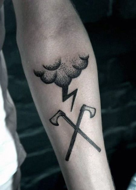 手臂斧头和雷电纹身图案