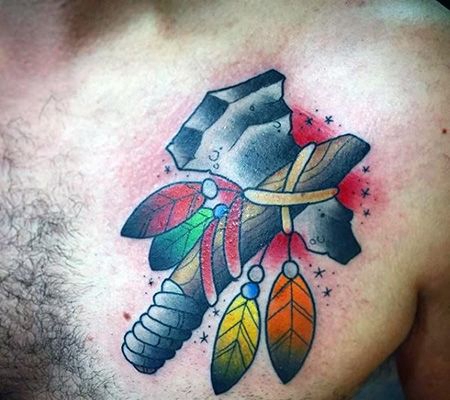 胸前复古斧头纹身图案